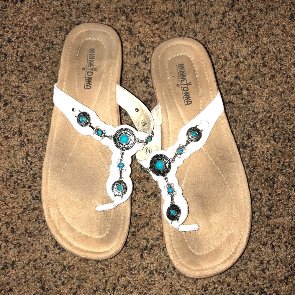 Minnetonka small heel white sandal "Boca thong"